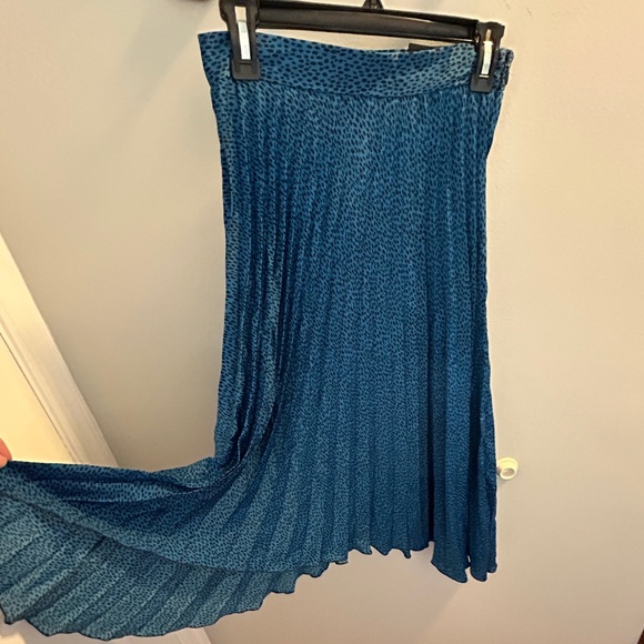 Pleated midi skirt - Picture 2 of 4